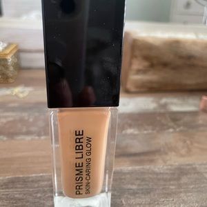 Givenchy Prisme Libre Foundation in W280